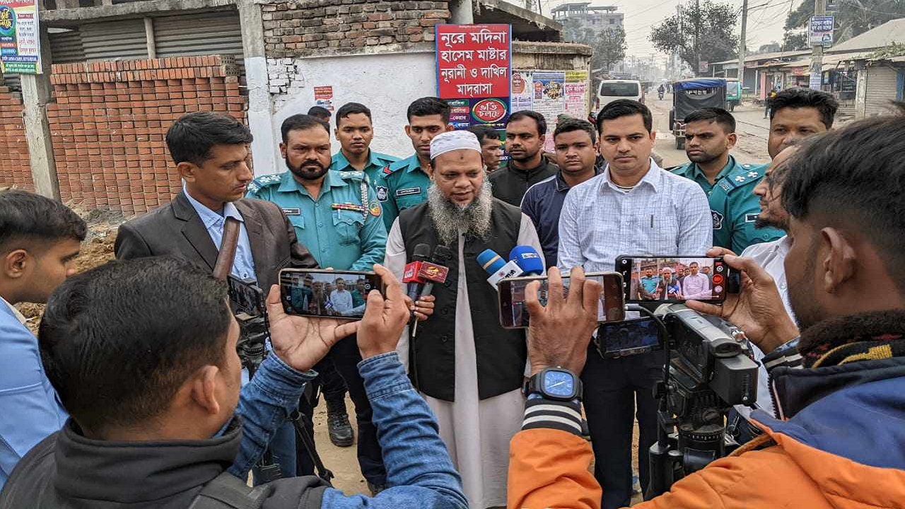অবৈধ সংযোগ বিচ্ছিন্ন করেন আশুলিয়া তিতাসগ্যাস ট্রান্সমিশন অ্যান্ড ডিস্ট্রিবিউশন কোম্পানি লিমিটেডের ব্যবস্থাপক প্রকৌশলী আবু সাদাৎ মোহাম্মদ সায়েম। ছবি : কালবেলা