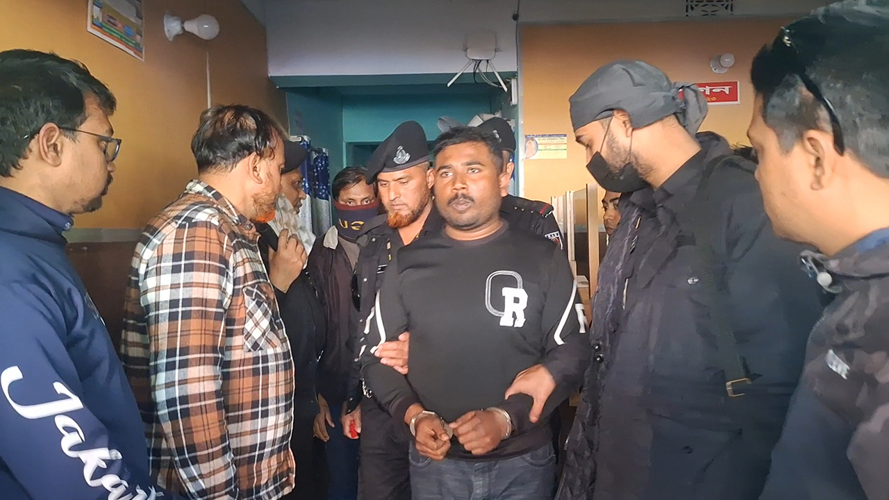 সাতক্ষীরায় বিভিন্ন বেসরকারি ক্লিনিকে অভিযান। ছবি : কালবেলা