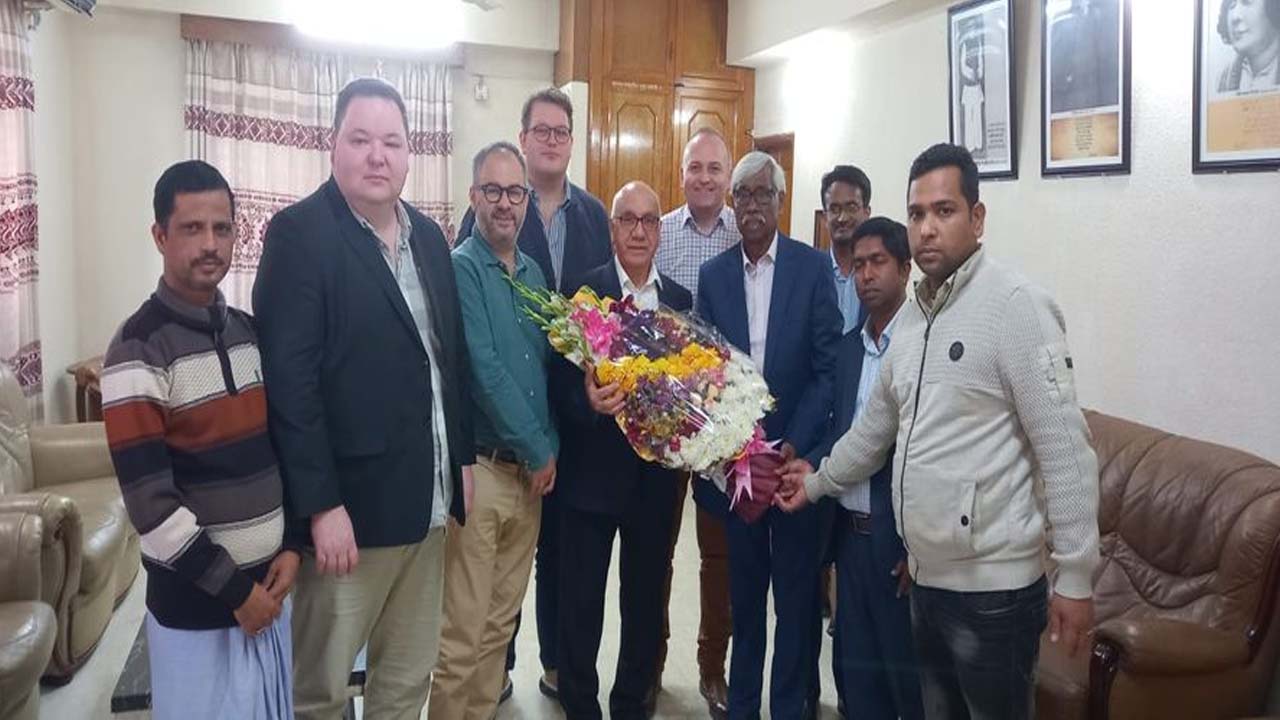 সোমবার ঢাকেশ্বরী মন্দির পরিদর্শনে যায় যুক্তরাজ্যের সংসদীয় একটি প্রতিনিধিদল। ছবি : কালবেলা