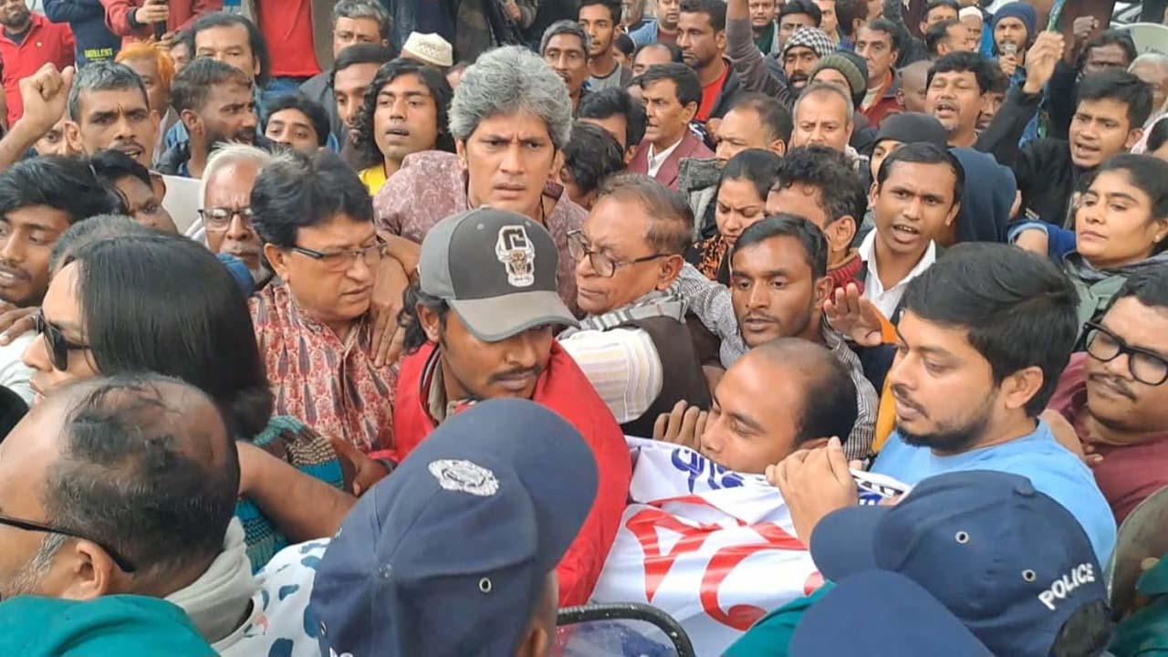 মঙ্গলবার বিকেলে সংসদ বাতিল ও নির্দলীয় নিরপেক্ষ সরকারের অধীনে নতুন নির্বাচনের দাবিতে জাতীয় প্রেস ক্লাবের সামনে বিক্ষোভ মিছিল করে গণতন্ত্র মঞ্চ। ছবি : কালবেলা