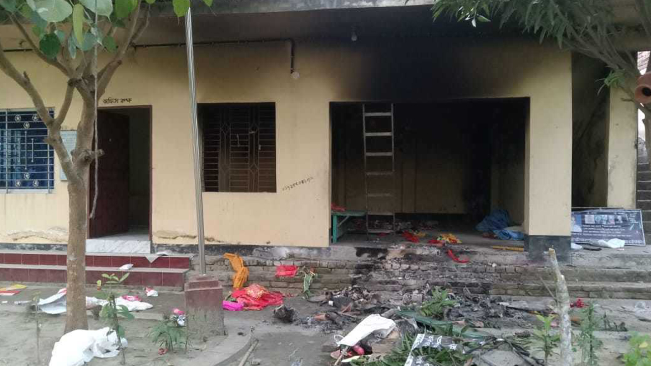 লক্ষ্মীপুরের রায়পুরে মন্দিরে প্রতিমা ভাঙচুর ও অগ্নিসংযোগ। ছবি : কালবেলা