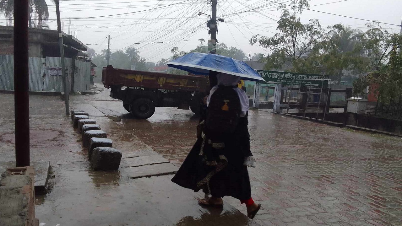 খুলনায় ভোর থেকেই শুরু হয়েছে বৃষ্টি। ছবি : কালবেলা