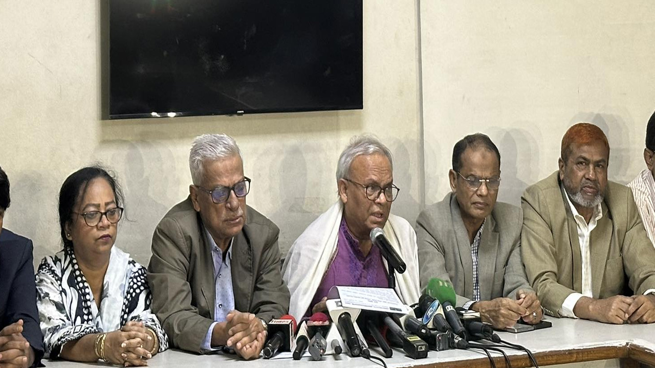 বিএনপির কেন্দ্রীয় কার্যালয়ে আয়োজিত সংবাদ সম্মেলনে কথা বলেন রুহুল কবির রিজভী। ছবি : কালবেলা