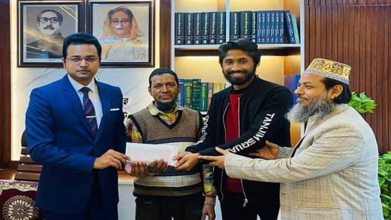 চা দোকানি সিরাজুল ইসলাম পাটোয়ারীকে উপজেলা প্রশাসনের পক্ষ থেকে ১০ হাজার টাকা দেওয়া হয়। ছবি : সংগৃহীত