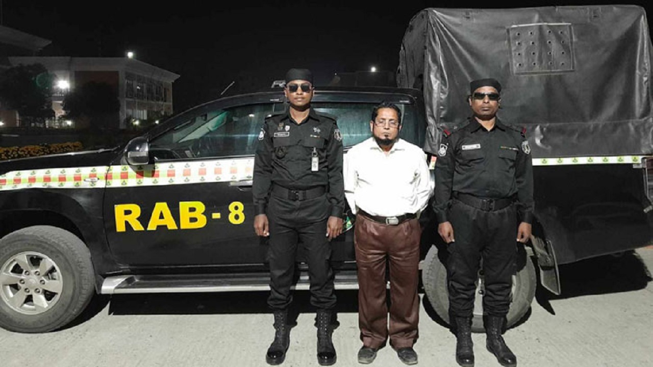 র‍্যাবের হাতে গ্রেপ্তার আসামি। ছবি : কালবেলা