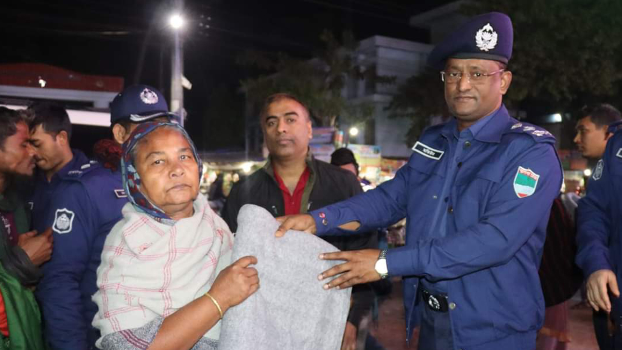 সাতক্ষীরায় পুলিশ সুপার মুহাম্মদ মতিউর রহমান সিদ্দিকীর শীতবস্ত্র বিতরণ। ছবি : কালবেলা