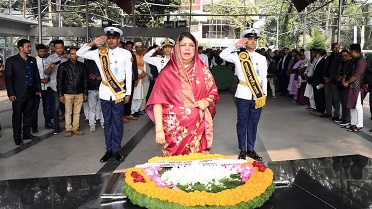বুধবার সকালে ধানমন্ডি ৩২ নম্বরে বঙ্গবন্ধুর প্রতিকৃতিতে পুষ্পার্ঘ্য অর্পণ করে শ্রদ্ধা জানান স্পিকার ড. শিরীন শারমিন চৌধুরী। ছবি : সংগৃহীত