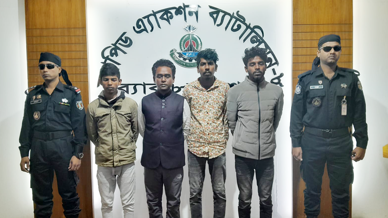 সাবেক চেয়ারম্যানকে পিটিয়ে চাঞ্চল্যকর হত্যা মামলার প্রধান আসামি বর্তমান চেয়ারম্যান মিঠুন হালদারসহ ৪ জনকে গ্রেপ্তার করেছে বরিশাল র‌্যাব-৮ ও র‌্যাব-৬। ছবি : কালবেলা