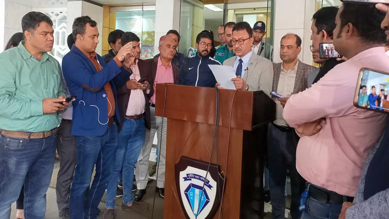 সেগুনবাগিচায় দুদকের কার্যালয়ে সংবাদ সম্মেলন করে দুদক সচিব মো. মাহবুব হোসেন। ছবি : কালবেলা