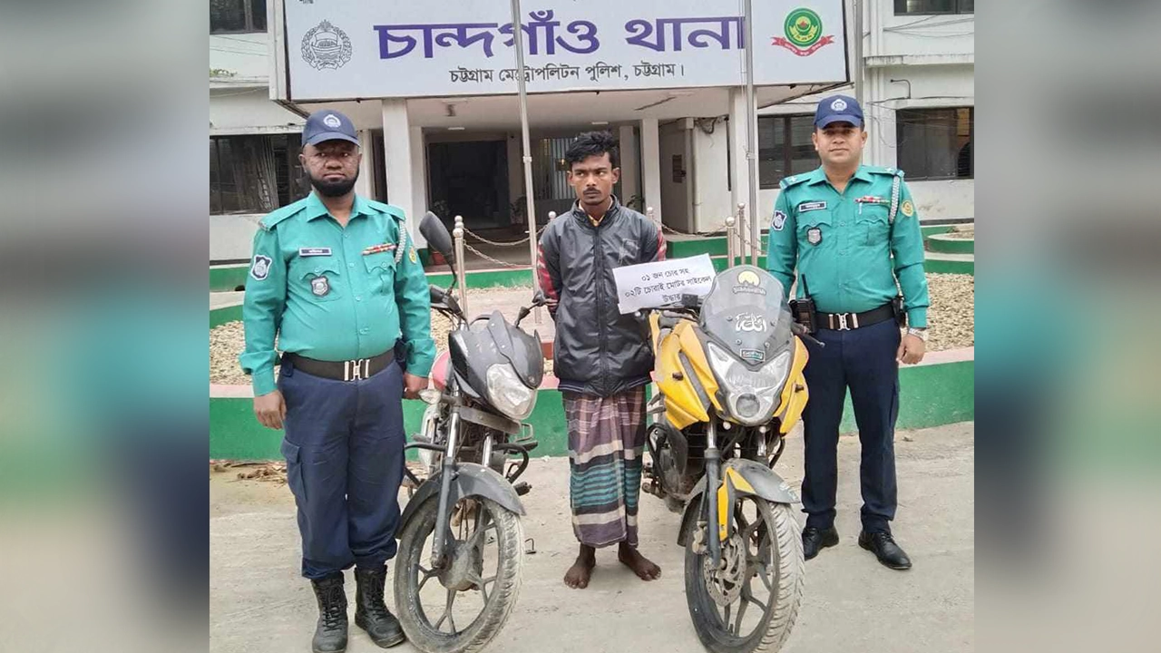 চোরের দেওয়া তথ্যের ভিত্তিতেই দুটি চোরাই মোটরসাইকেল উদ্ধার করা হয়। ছবি : কালবেলা
