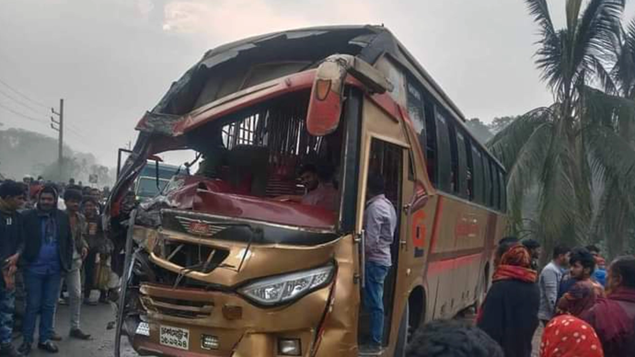 ফরিদপুর-বরিশাল মহাসড়কের তালমা ইউনিয়নের মানিকনগর ব্রিজ সংলগ্ন স্থানে দুটি বাসের মুখোমুখি সংঘর্ষ হয়। ছবি : কালবেলা