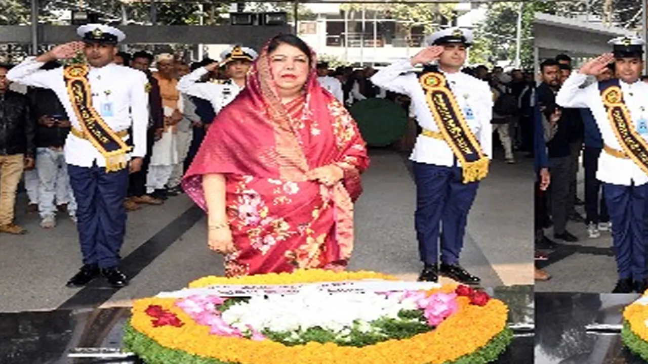 ধানমন্ডি ৩২ নম্বরে বঙ্গবন্ধুর প্রতিকৃতিতে শ্রদ্ধা নিবেদন করেছেন ড. শিরীন শারমিন চৌধুরী। ছবি : কালবেলা