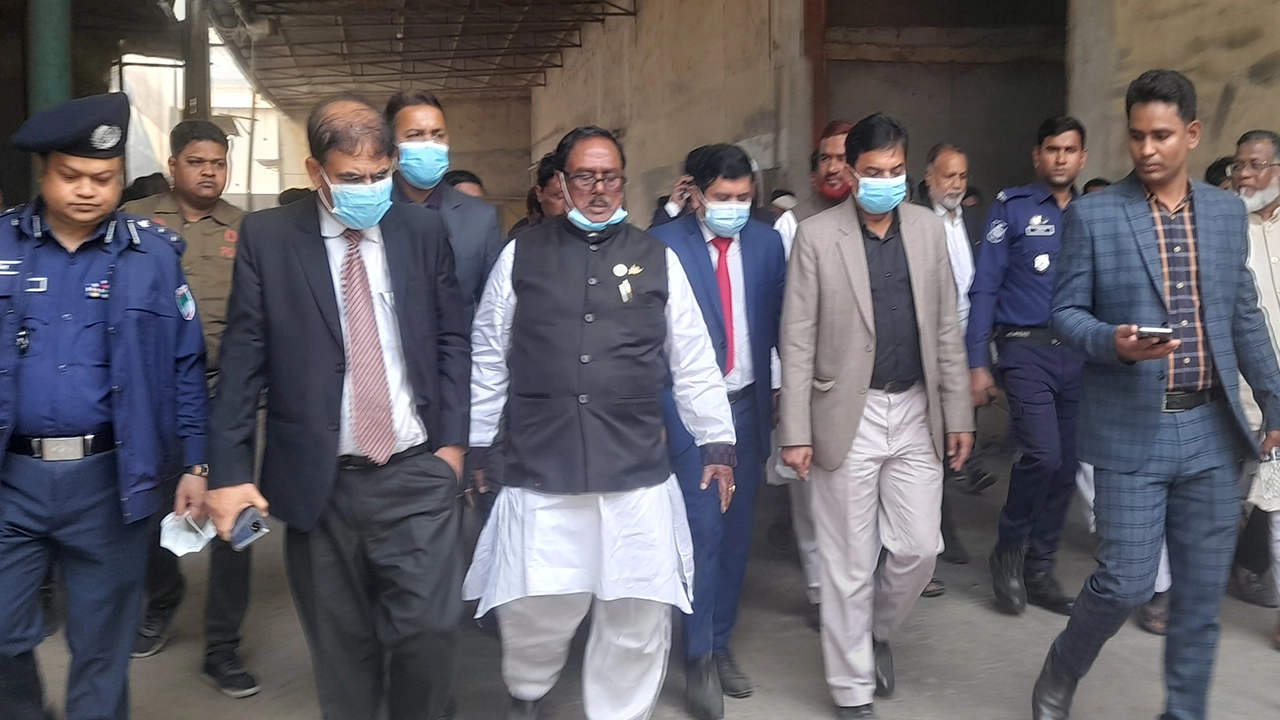 দেশের বৃহত্তম চালের মোকামে খাদ্যমন্ত্রী সাধন চন্দ্র মজুমদারের অভিযান। ছবি : কালবেলা