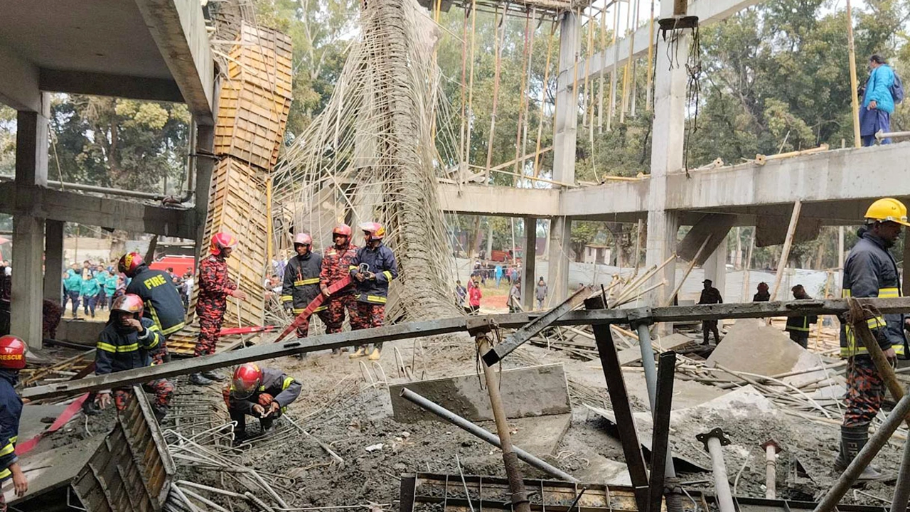 রাবিতে নির্মাণাধীন ১০ তলাবিশিষ্ট শহীদ এ এইচ এম কামারুজ্জামান হলের ছাদ ধস। ছবি : সংগৃহীত