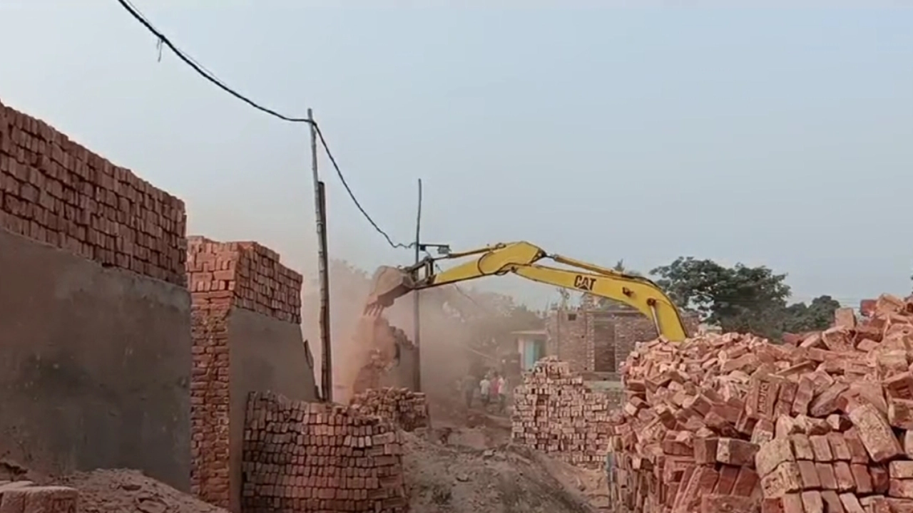 নারায়ণগঞ্জে ইটভাটায় পরিবেশ অধিদপ্তরের ভ্রাম্যমাণ আদালতের অভিযান। ছবি : কালবেলা