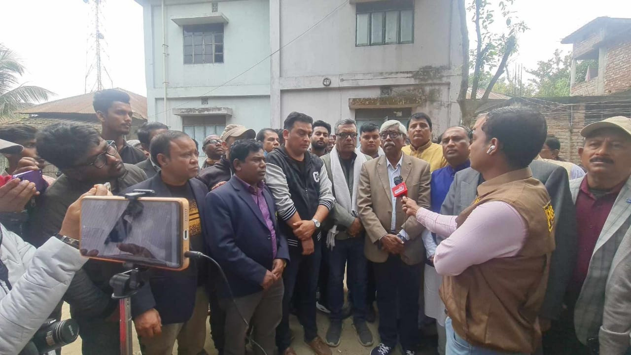 সিরাজগঞ্জের তাড়াশে একই পরিবারের তিনজনের নির্মম খুনের ঘটনায় ঘটনাস্থল পরিদর্শন করেন বাংলাদেশ হিন্দু বৌদ্ধ খ্রিষ্টান ঐক্য পরিষদ ও বাংলাদেশ পূজা উদযাপন পরিষদের নেতৃবৃন্দ। ছবি : কালবেলা