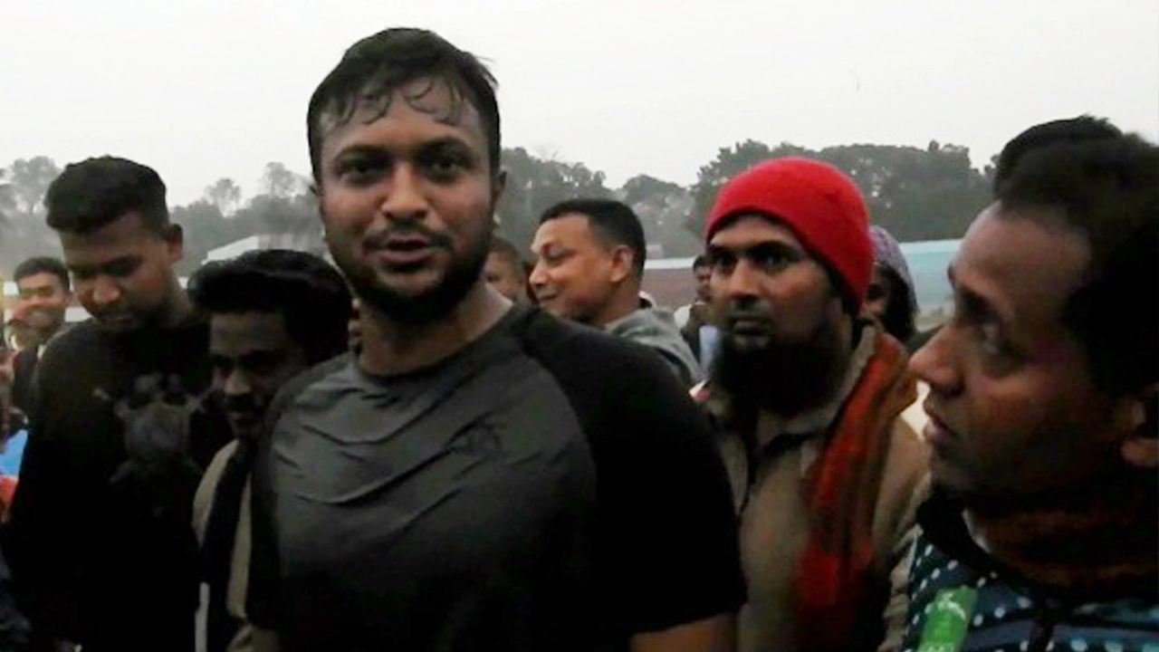 জেলা ক্রীড়া সংস্থার আয়োজনে নিয়মিত ফুটবল চর্চায় অংশগ্রহণ করেন সাকিব। ছবি : কালবেলা