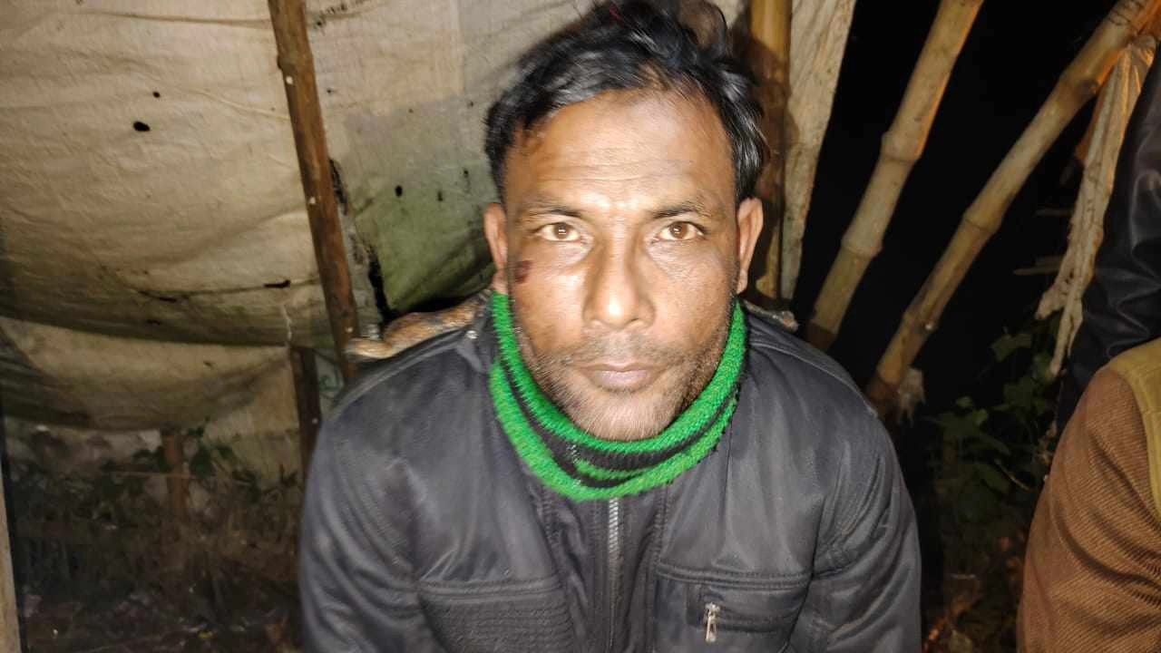 বুলবুল খাঁন নামের এই ব্যক্তির কাছে ভুয়া মাই টিভির কার্ড পাওয়া যায়। ছবি : কালবেলা
