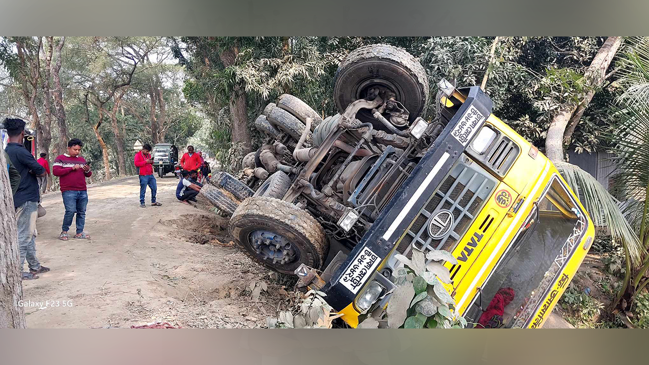 বালিয়াকান্দির দুবলাবাড়ীয়া এলাকায় ইটভাটার মাটি নেওয়ার সময় নিয়ন্ত্রণ হারিয়ে রাস্তার পাশে উল্টে যায় ট্রাক। ছবি : কালবেলা
