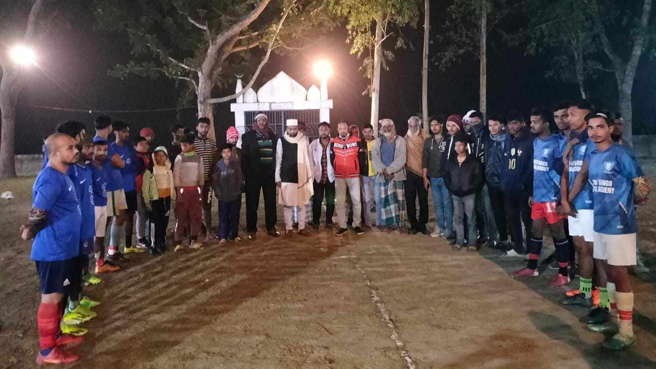 রামপুর চতিলা সরকারি প্রাথমিক বিদ্যালয় মাঠে বীর মুক্তিযোদ্ধা মরহুম আব্দুস সোবহান তুলা কমান্ডার নাইট ফুটবল টুর্নামেন্ট আয়োজন করা হয়েছে। ছবি : কালবেলা