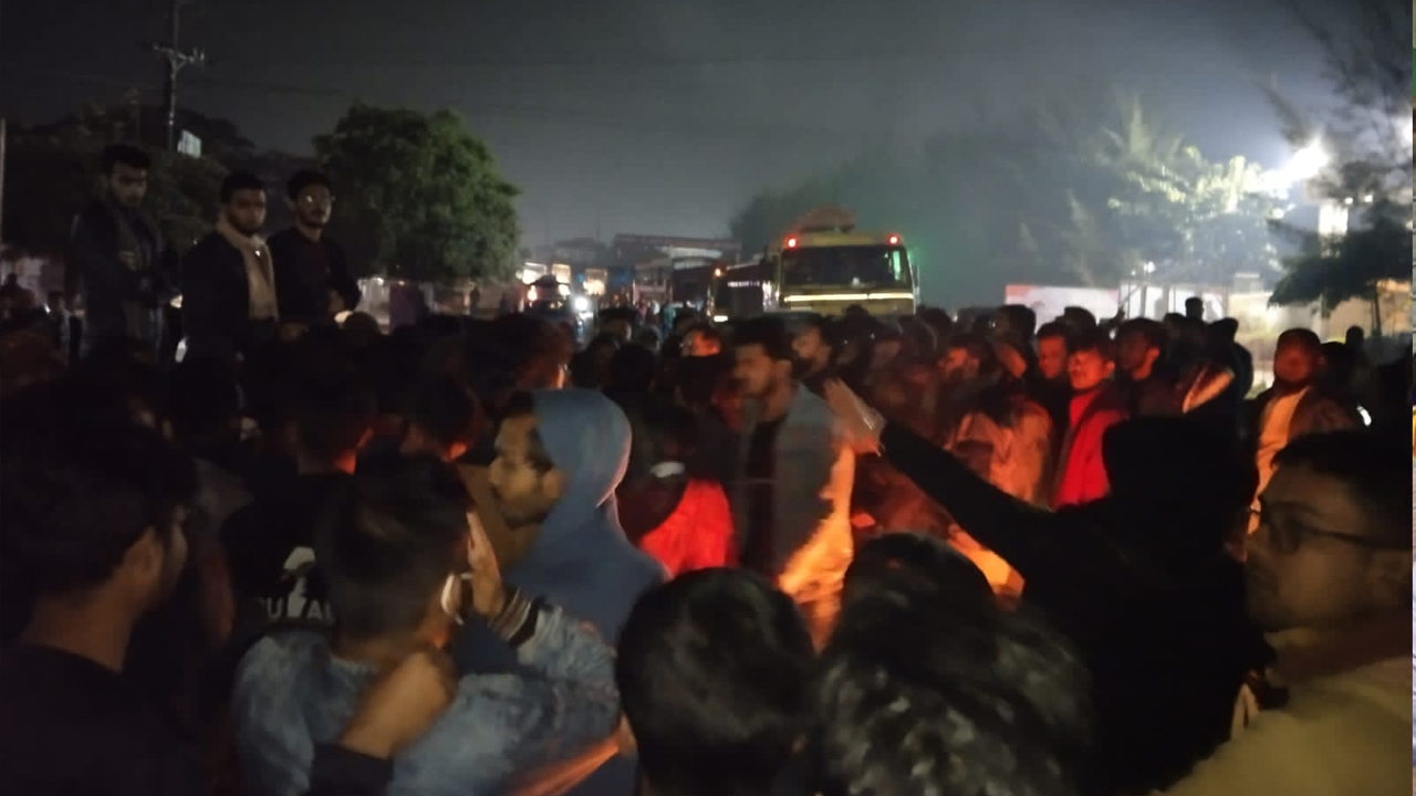 বুধবার রাত সাড়ে ৯টা থেকে সাড়ে ১১টা পর্যন্ত মহাসড়ক অবরোধ করে বিক্ষোভ করেন ছাত্রলীগের নেতাকর্মীরা। ছবি : কালবেলা