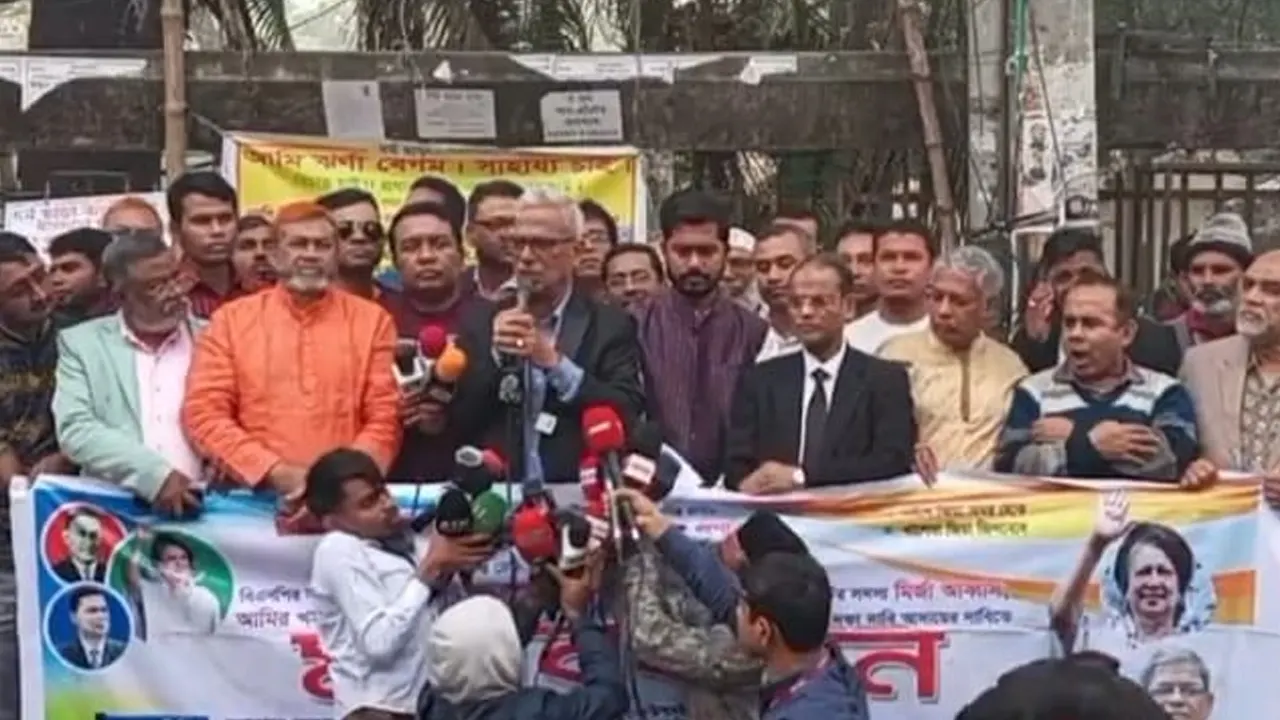 মানববন্ধন কর্মসূচিতে কথা বলেন বিএনপির চেয়ারপারসনের উপদেষ্টা জয়নুল আবদিন ফারুক। ছবি : কালবেলা