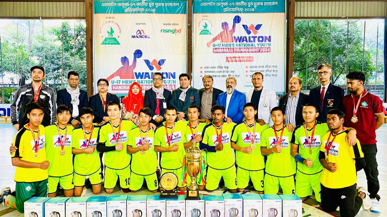 ‘ওয়ালটন অনূর্ধ্ব-১৭ জাতীয় যুব হ্যান্ডবল প্রতিযোগিতা-২০২৪’ এ চ্যাম্পিয়ন বান্দরবান জেলা ক্রীড়া সংস্থা দলের সঙ্গে সংশ্লিষ্ট কর্মকর্তারা। ছবি : সংগৃহীত