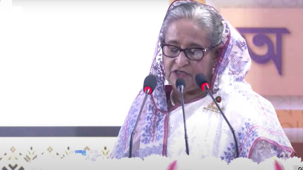 বিকেলে বাংলা একাডেমি প্রাঙ্গণে প্রধান অতিথি হিসেবে বক্তব্য দেন প্রধানমন্ত্রী শেখ হাসিনা। ছবি : সংগৃহীত