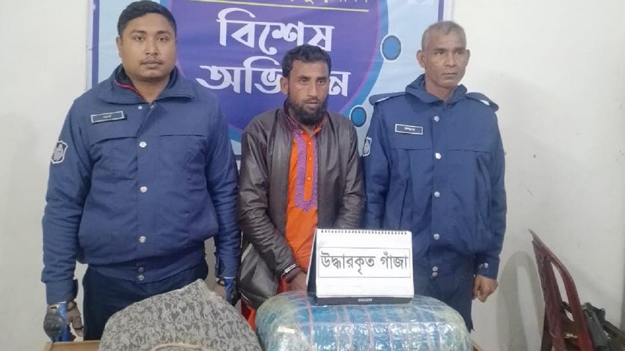 মাদক পাচারকালে গ্রেপ্তারকৃত আসামি। ছবি : কালবেলা