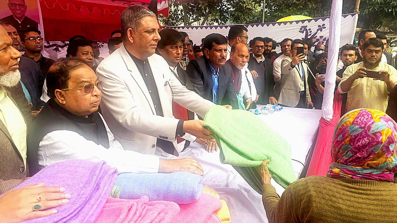 শীতার্তদের শীতবস্ত্র প্রদান করছেন ঢাকা-৮ আসনের সংসদ সদস্য কৃষিবিদ আ ফ ম বাহাউদ্দিন নাছিম। ছবি : সংগৃহীত
