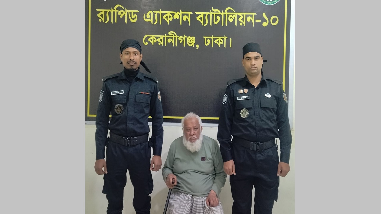গ্রেপ্তারি পরোয়ানাভুক্ত আসামি মো. আবুল খায়েরকে গ্রেপ্তার করেছে র‌্যাব। ছবি : কালবেলা