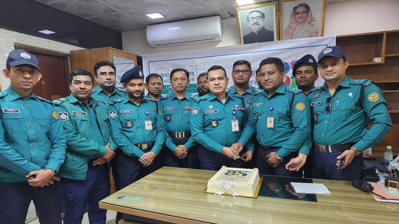 ঢাকা মেট্রোপলিটন পুলিশের ৪৯তম প্রতিষ্ঠাবার্ষিকী পালন করা হয়েছে। ছবি : কালবেলা 