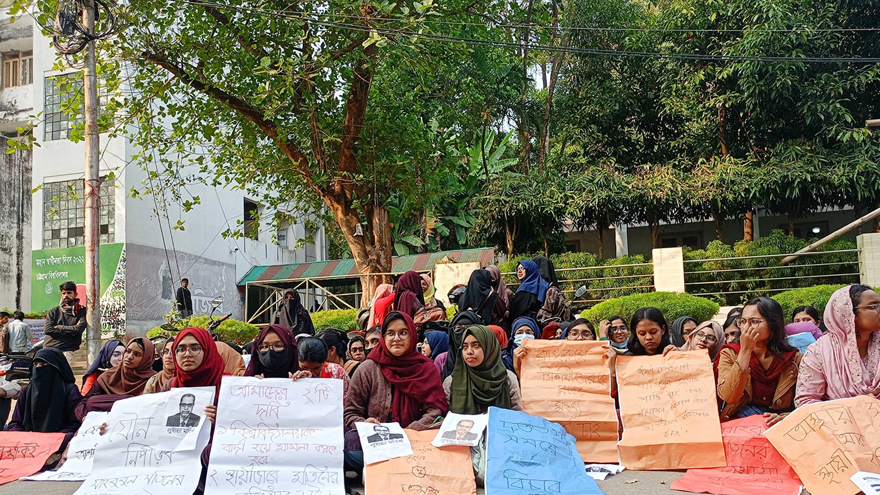 শিক্ষকের বহিষ্কার চেয়ে মানববন্ধন করছেন চট্টগ্রাম বিশ্ববিদ্যালয়ের শিক্ষার্থীরা। ছবি : কালবেলা