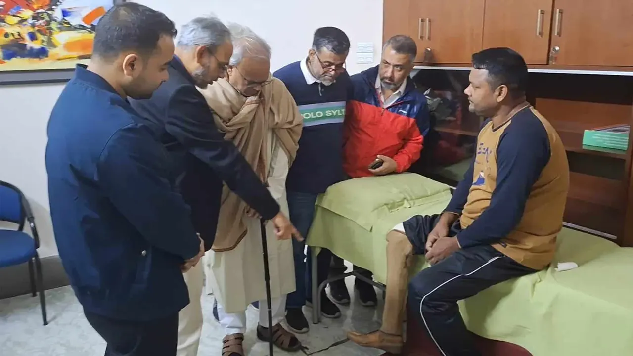 বৃহস্পতিবার কৃত্রিম পা হারানো স্বেচ্ছাসেবক দলের যুগ্ম-আহবায়ক মোক্তার হোসেনকে হাসপাতালে দেখতে যান দলটির সিনিয়র যুগ্ম-মহাসচিব রুহুল কবির রিজভী। ছবি : সৌজন্যে