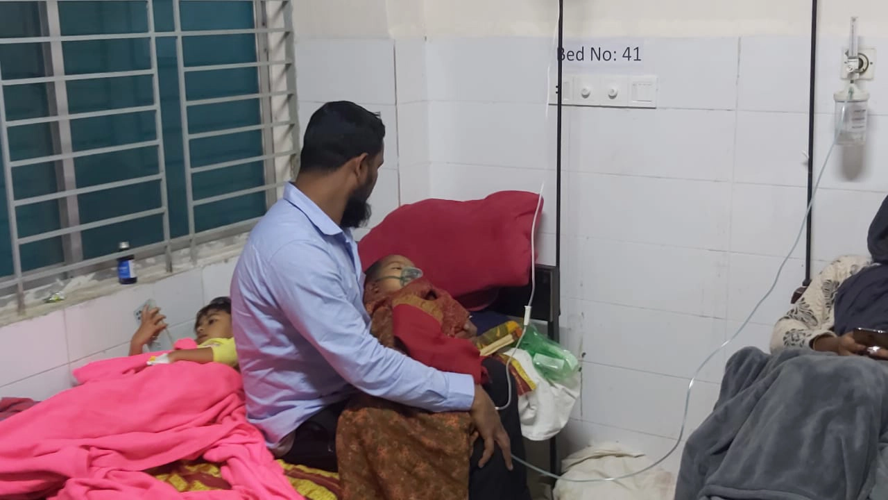হাসপাতালে চিকিৎসারত তিন মেয়ে। পুরোনো ছবি