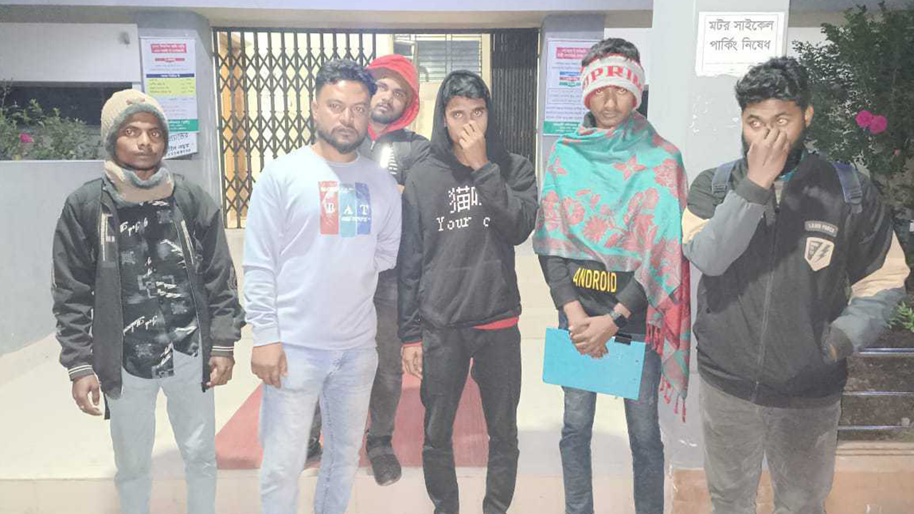 বরগুনায় অবৈধ লটারির টিকিট বিক্রির দায়ে দণ্ডিত ৫ যুবক। ছবি : কালবেলা