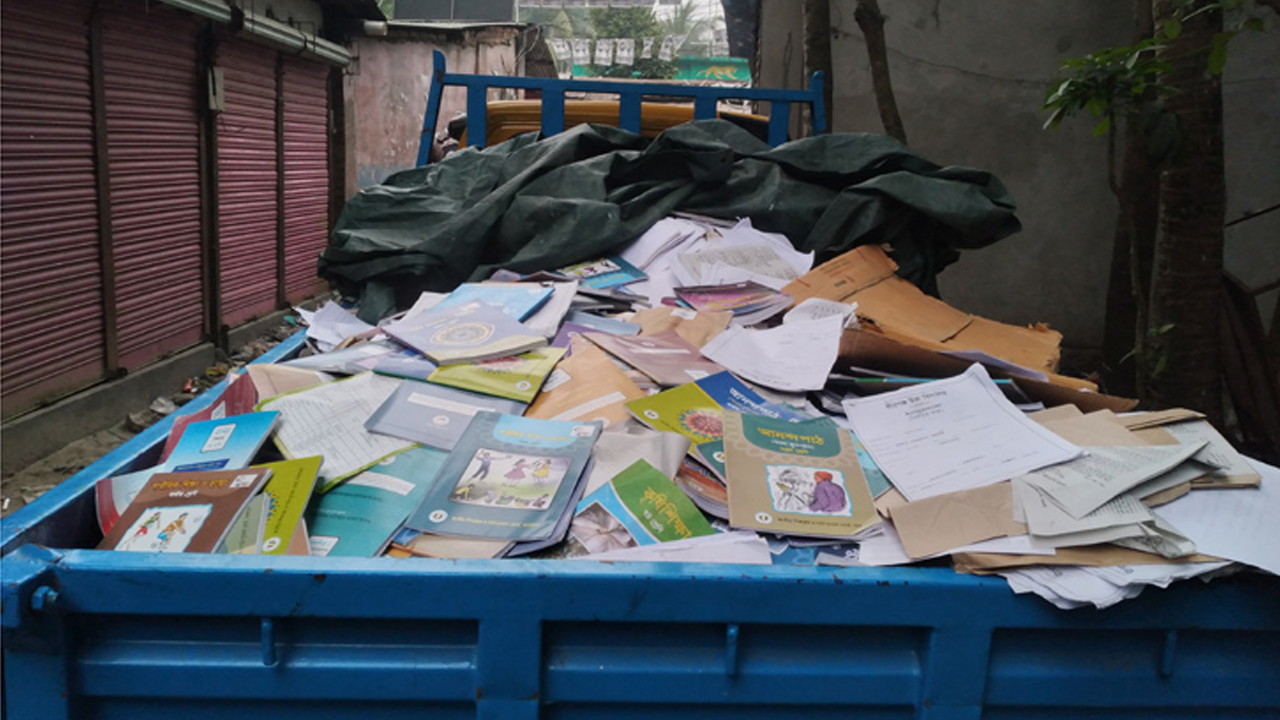 ট্রাক ভার্তি সরকারি পাঠ্যবই। পুরোনো ছবি।