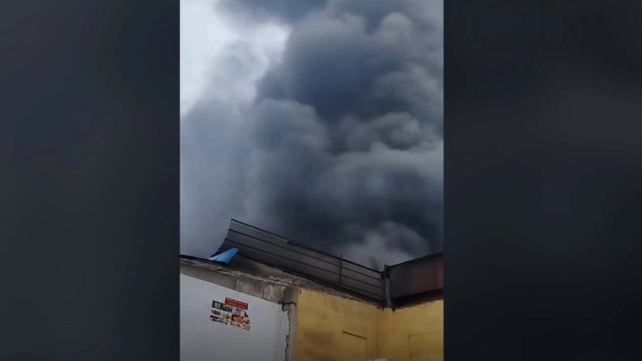 আগুনে পুড়ছে চট্টগ্রামের জহুর হকার্স মার্কেটের দোকানপাট। ছবি : কালবেলা