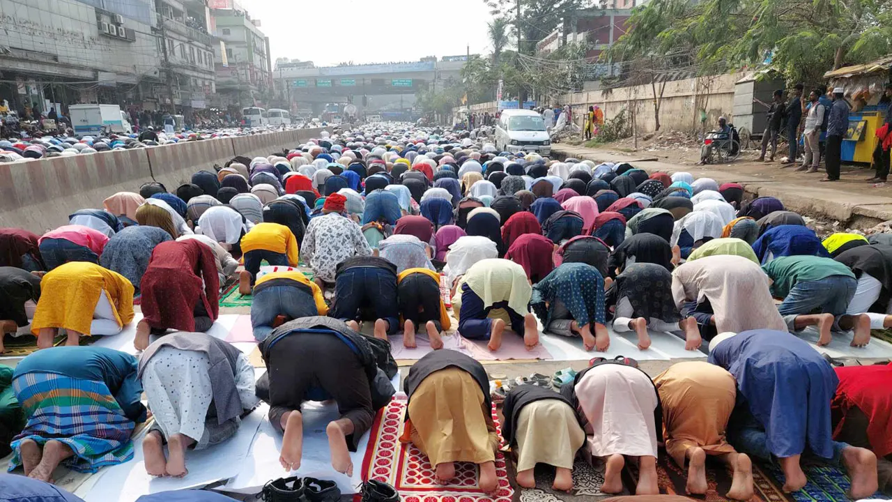বিশ্ব ইজতেমায় জুমার নামাজে অংশ নেন লাখো মুসল্লি। ছবি : সংগৃহীত