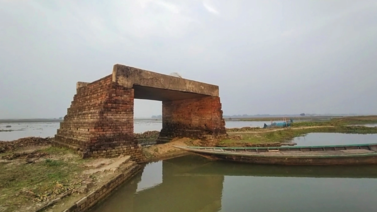 সেতু থাকলেও নেই কোনো সড়ক। ছবি : কালবেলা