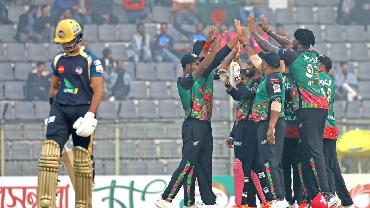 উড়তে থাকা চট্টগ্রামের বিপক্ষে ফিল্ডিংয়ে কুমিল্লা 