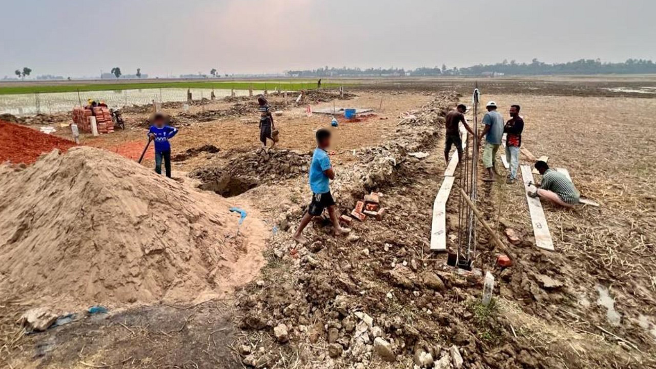 মৌলভীবাজারে কৃষি কাজে ব্যবহৃত সরকারি খাল দখল করে সীমানা প্রাচীর নির্মাণের অভিযোগ উঠেছে। ছবি : কালবেলা