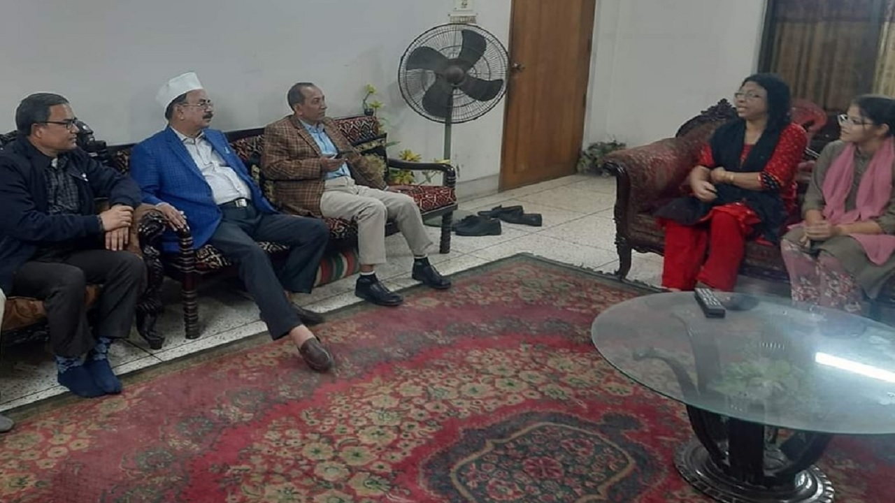 হাবিবুর রহমান হাবিবের বাসায় গয়েশ্বর চন্দ্র রায়। ছবি : সংগৃহীত