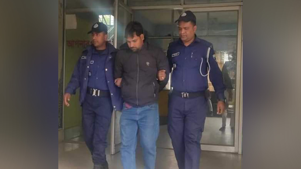 পুলিশের হাতে আটক আজিম রেজা। ছবি : কালবেলা