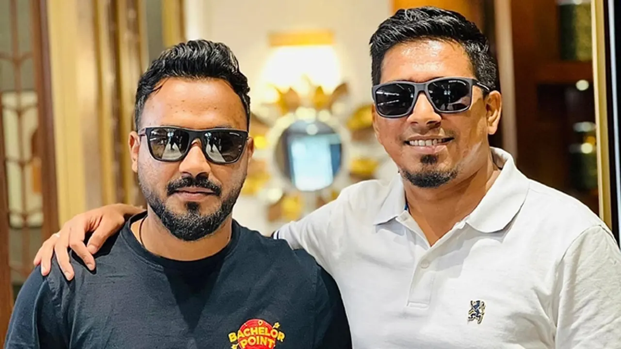 অভিনেতা জিয়াউল হক পলাশ ও নির্মাতা কাজল আরেফিন অমি। ছবি : সংগৃহীত