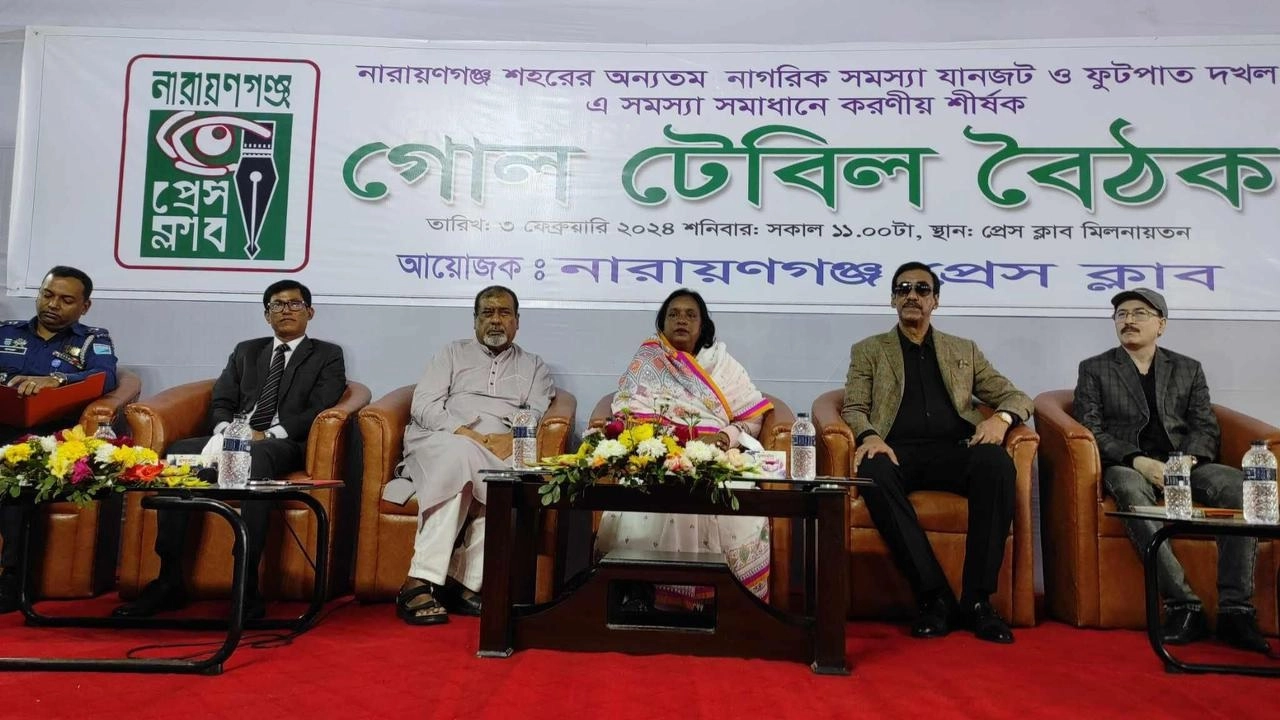 গোলটেবিল বৈঠকে শামীম-আইভীসহ অন্যরা। ছবি : কালবেলা