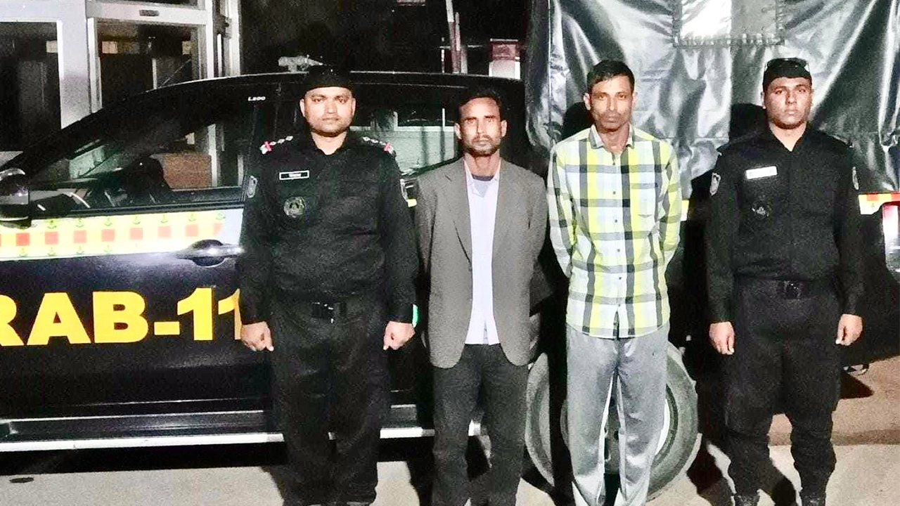মো. জাকিরসহ ২ জনকে গ্রেপ্তার করেছে র‍্যাব-১১ । ছবি : কালবেলা