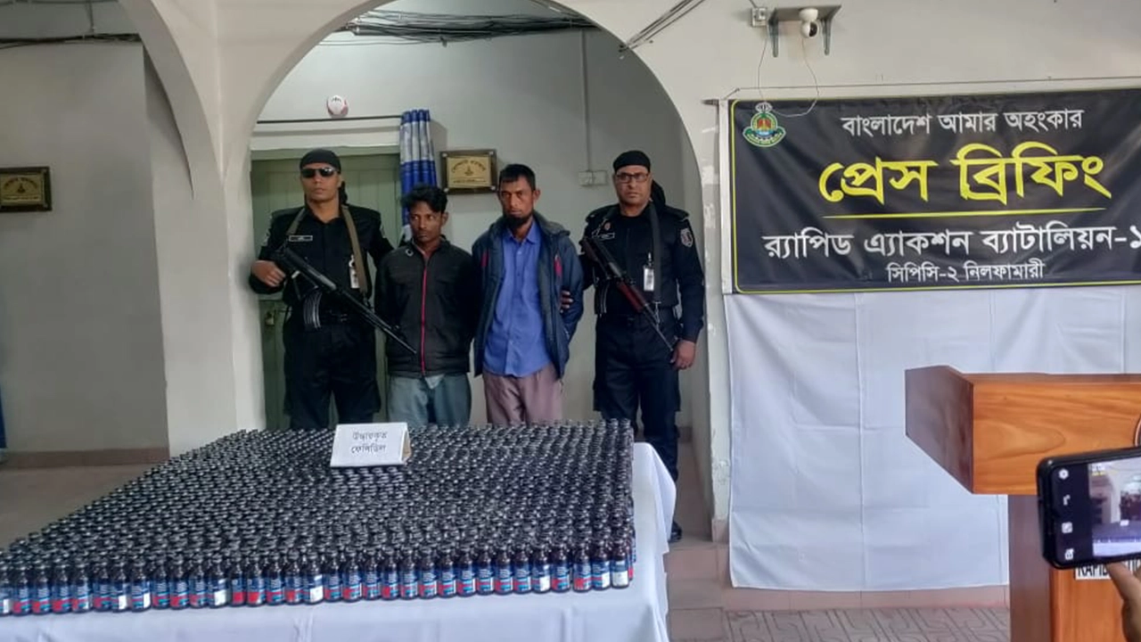 বিপুল ফেনসিডিলসহ দুজনকে গ্রেপ্তার করেছে র‌্যাব। ছবি : কালবেলা