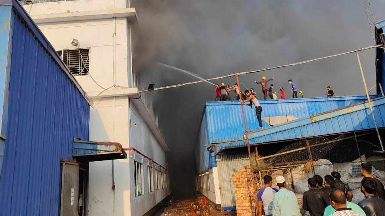 গ্লোব গ্লোভস্ (বাংলাদেশ) ম্যানুফ্যাকচারিং লিমিটেড নামের একটি মোজা তৈরির কারখানায় অগ্নিকাণ্ডের ঘটনা ঘটে।। ছবি : সংগৃহীত