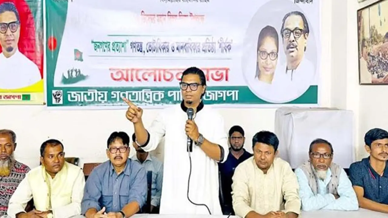 কথা বলছেন জাতীয় গণতান্ত্রিক পার্টির (জাগপা) সহসভাপতি ও ১২ দলীয় জোটের অন্যতম শীর্ষনেতা রাশেদ প্রধান। পুরনো ছবি।